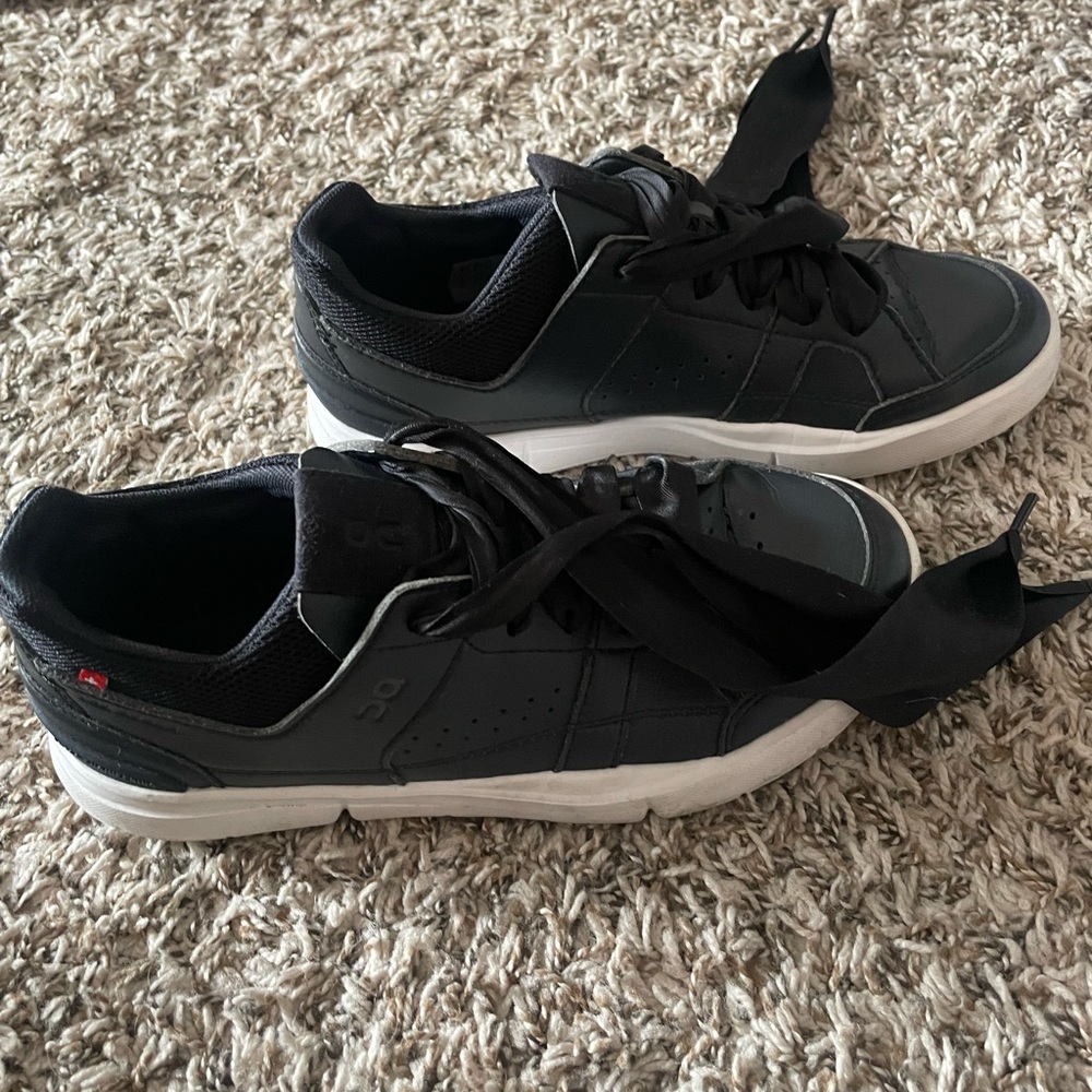 On shoes the roger